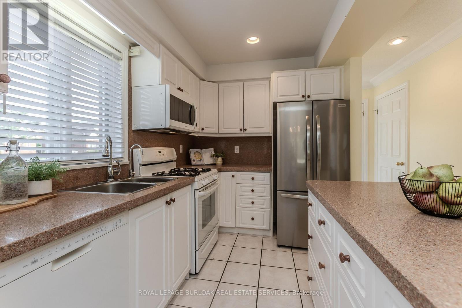 2010 Grovetree Lane, Burlington, ON - Indoor Photo Showing Kitchen With Stainless Steel Kitchen With Double Sink