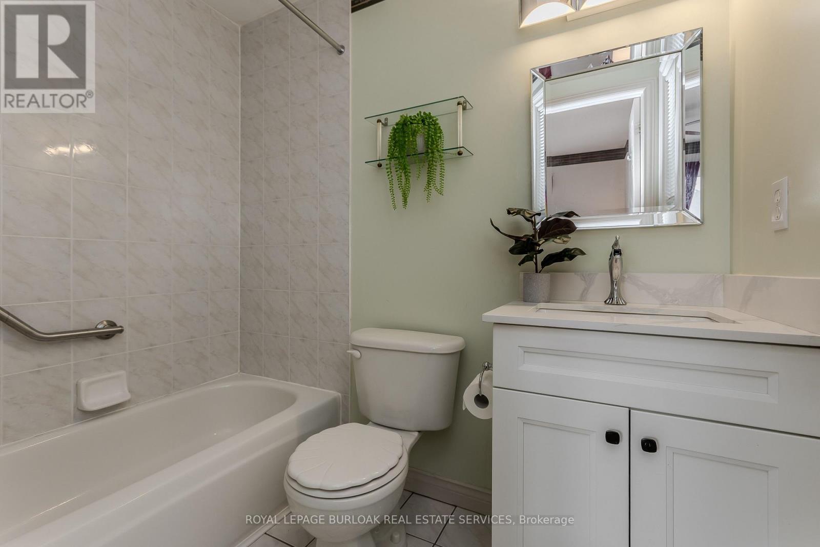 2010 Grovetree Lane, Burlington, ON - Indoor Photo Showing Bathroom