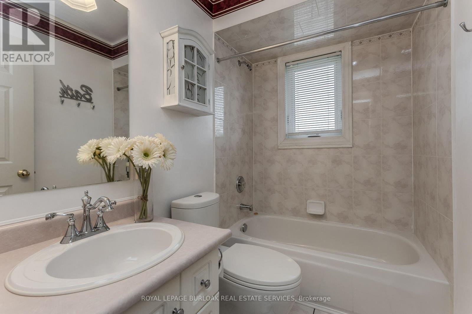 2010 Grovetree Lane, Burlington, ON - Indoor Photo Showing Bathroom
