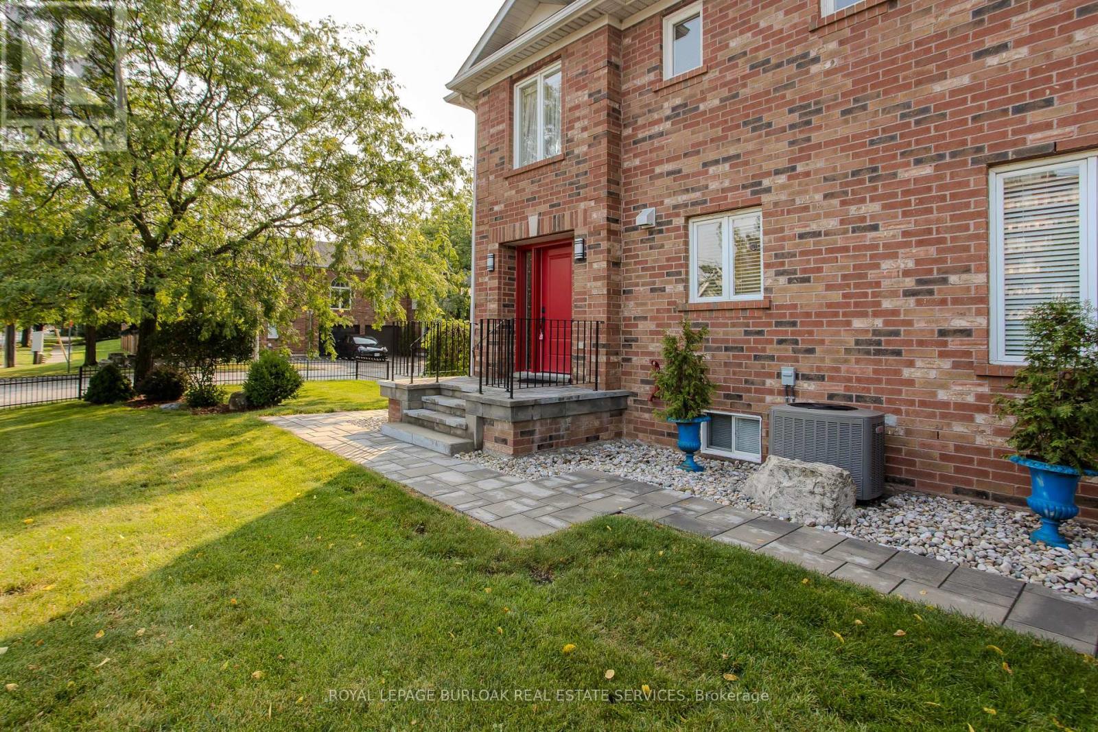 2010 Grovetree Lane, Burlington, ON - Outdoor