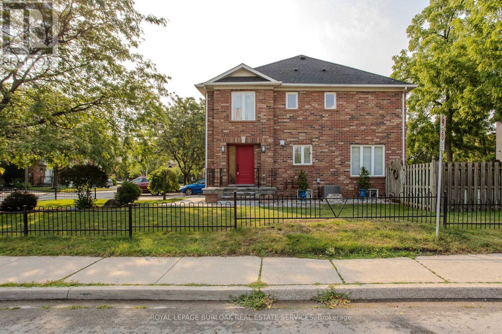 2010 Grovetree Lane, Burlington, ON - Outdoor