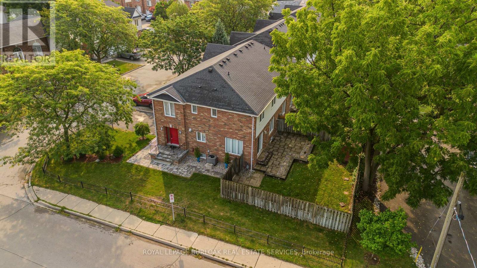 2010 Grovetree Lane, Burlington, ON - Outdoor
