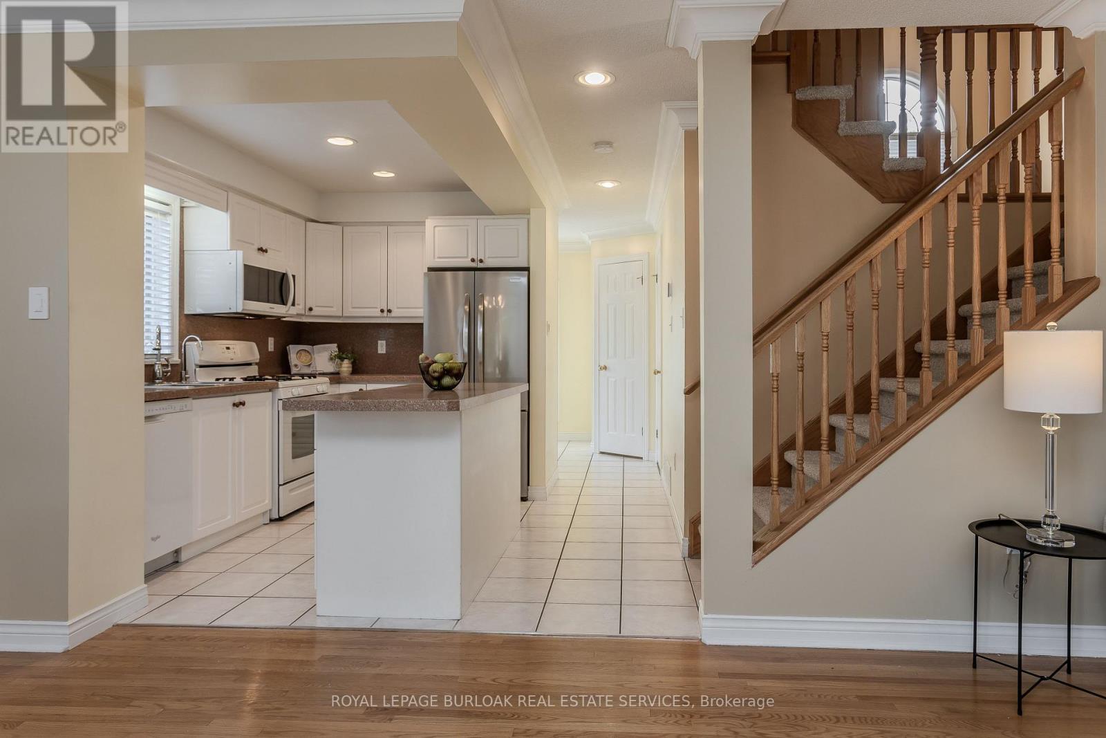 2010 Grovetree Lane, Burlington, ON - Indoor Photo Showing Kitchen