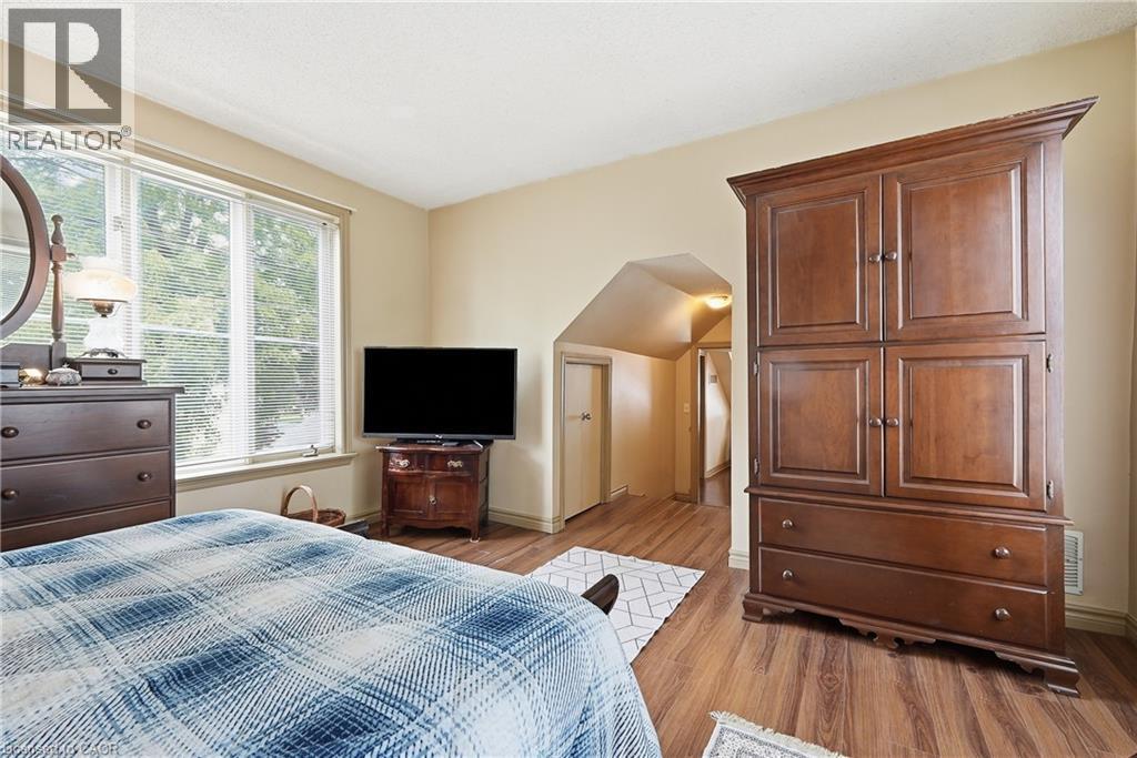 Bedroom featuring wood-finish flooring, a multi-pane window, and neutral wall tones - 153 Montrose Street N, Cambridge, ON - Indoor Photo Showing Bedroom