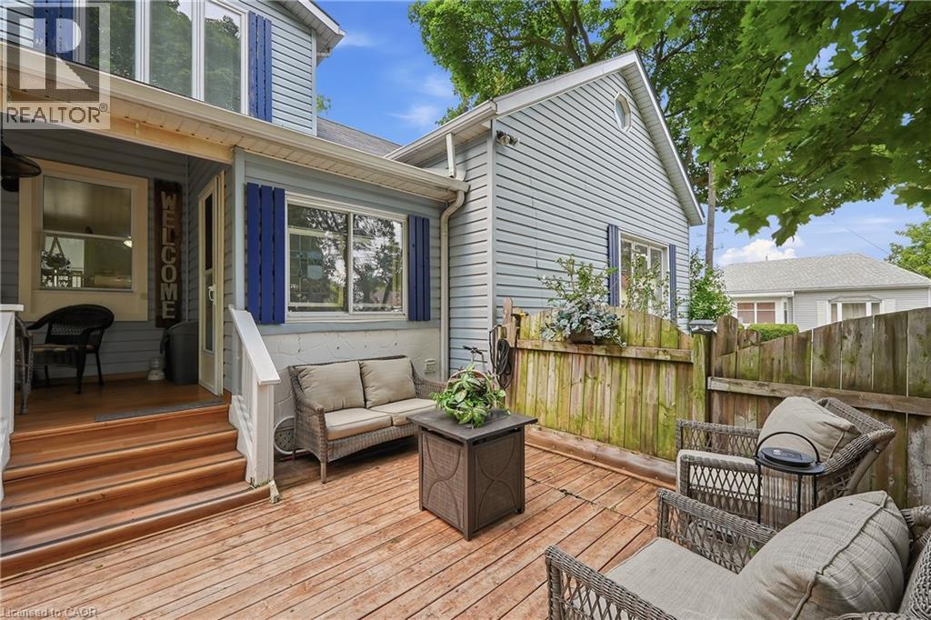 Expansive wood-finish deck with privacy fencing - 153 Montrose Street N, Cambridge, ON - Outdoor With Deck Patio Veranda