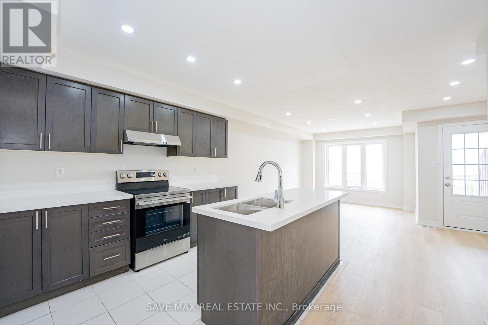 410 Linden Drive, Cambridge, ON - Indoor Photo Showing Kitchen With Double Sink With Upgraded Kitchen