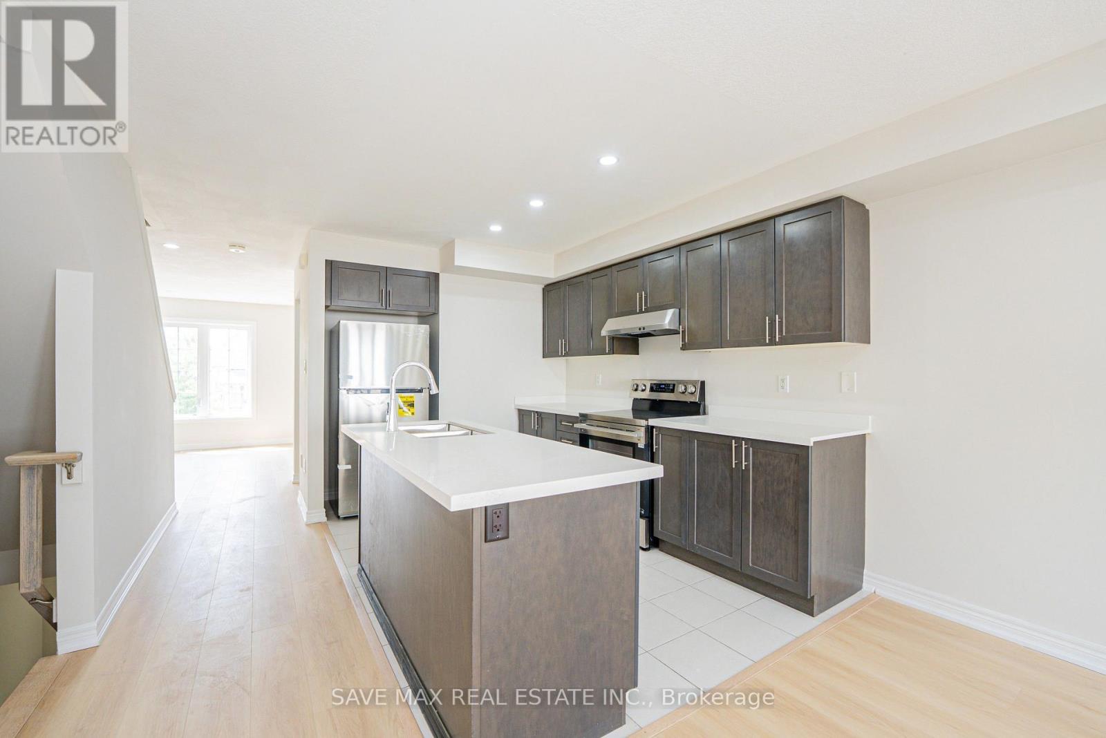 410 Linden Drive, Cambridge, ON - Indoor Photo Showing Kitchen With Upgraded Kitchen