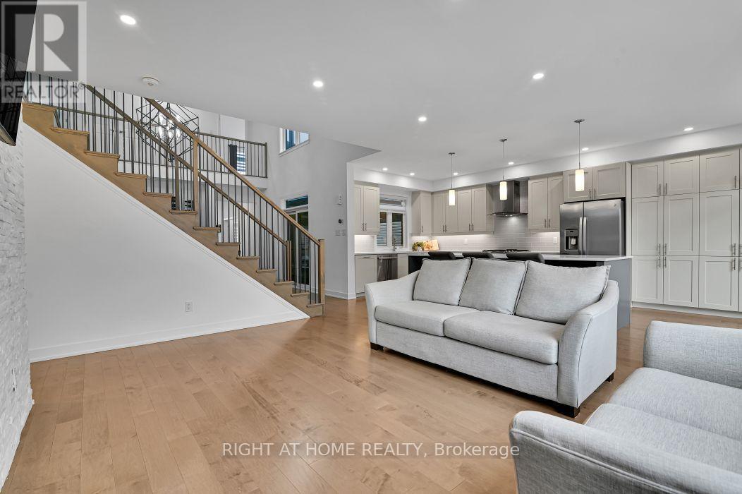 32 Edenbridge Court, Ottawa, ON - Indoor Photo Showing Living Room