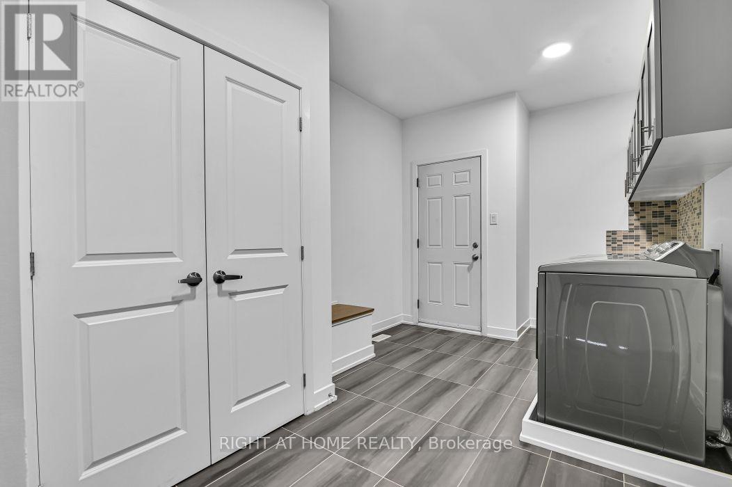 32 Edenbridge Court, Ottawa, ON - Indoor Photo Showing Other Room