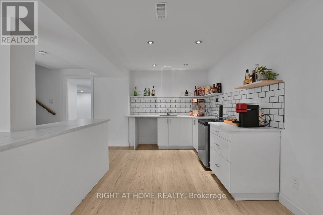32 Edenbridge Court, Ottawa, ON - Indoor Photo Showing Kitchen