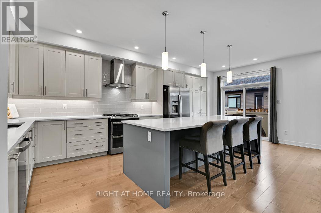 32 Edenbridge Court, Ottawa, ON - Indoor Photo Showing Kitchen With Upgraded Kitchen