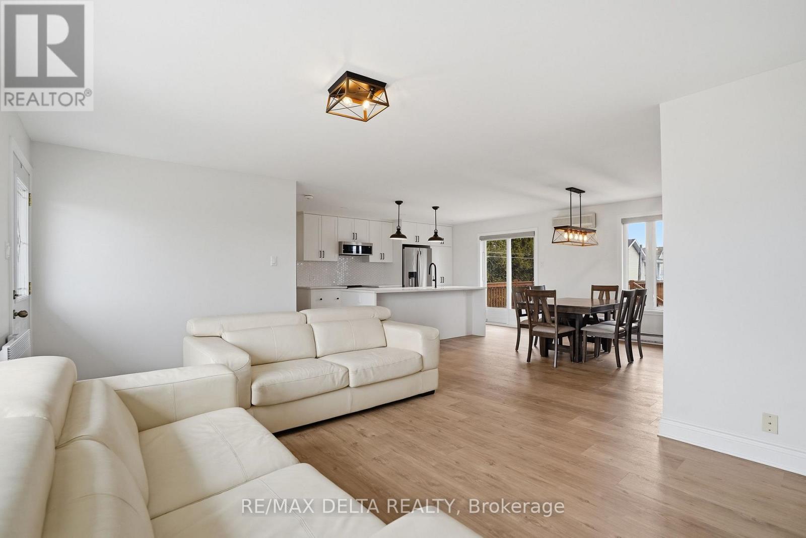 120 Caledonia Road, The Nation, ON - Indoor Photo Showing Living Room