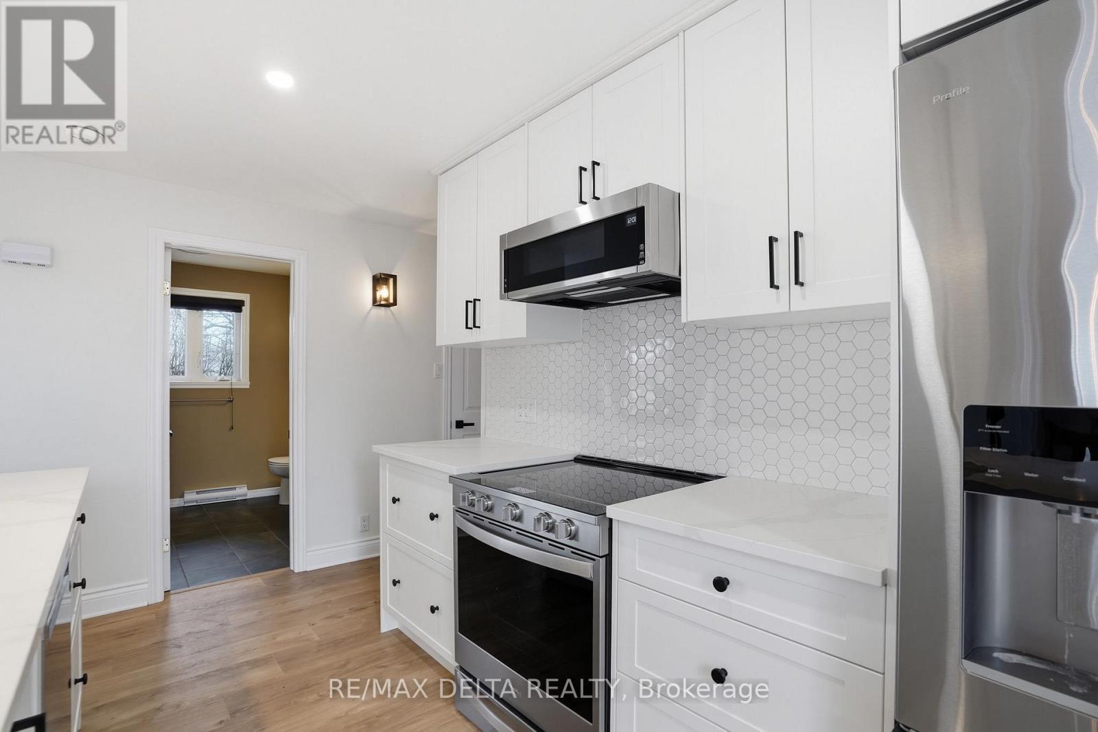120 Caledonia Road, The Nation, ON - Indoor Photo Showing Kitchen With Upgraded Kitchen