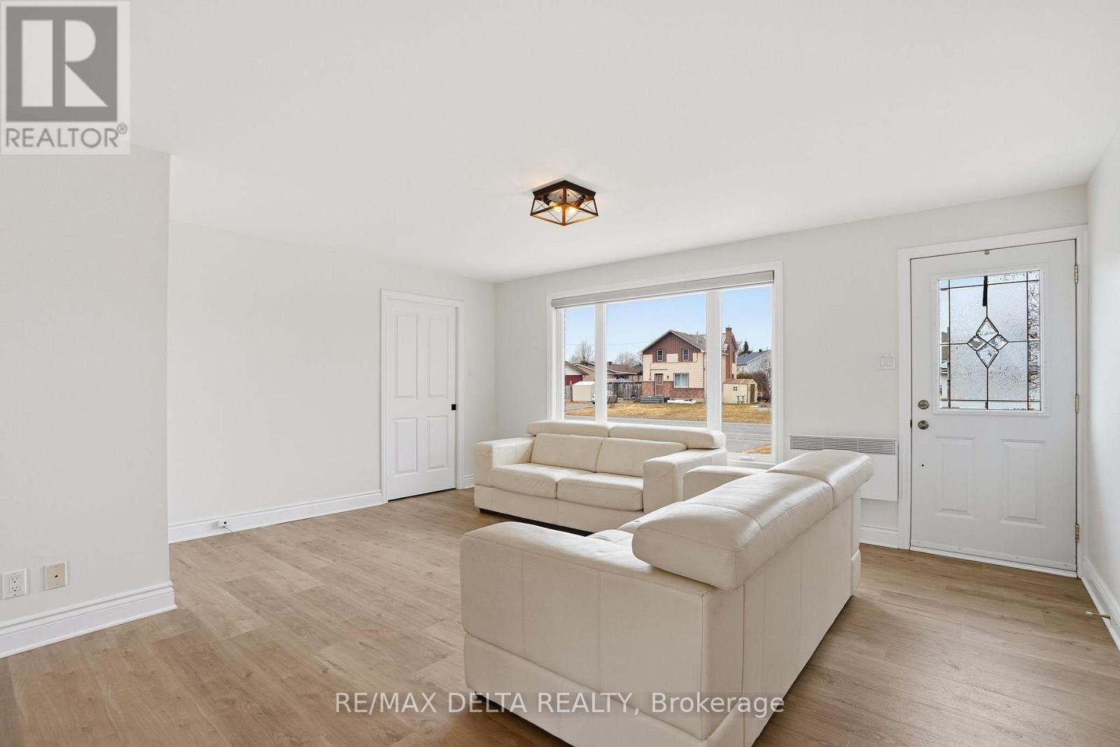 120 Caledonia Road, The Nation, ON - Indoor Photo Showing Living Room