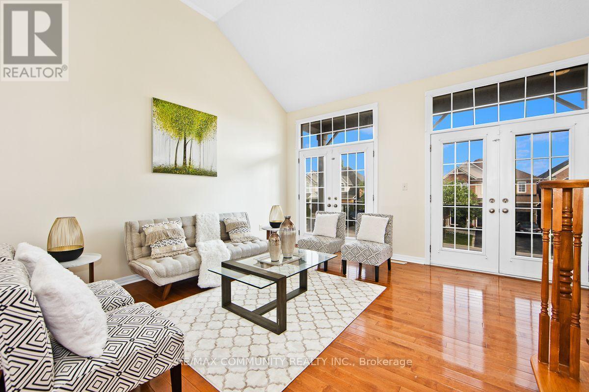 58 Clamerten Road, Whitchurch-Stouffville, ON - Indoor Photo Showing Living Room