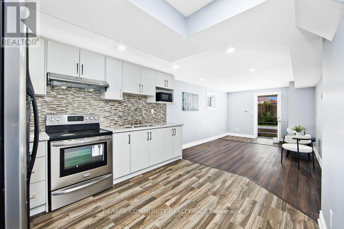 58 Clamerten Road, Whitchurch-Stouffville, ON - Indoor Photo Showing Kitchen With Upgraded Kitchen
