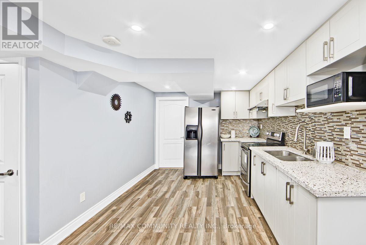 58 Clamerten Road, Whitchurch-Stouffville, ON - Indoor Photo Showing Kitchen With Double Sink With Upgraded Kitchen