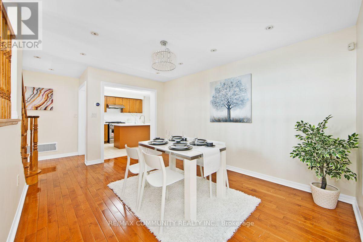 58 Clamerten Road, Whitchurch-Stouffville, ON - Indoor Photo Showing Dining Room
