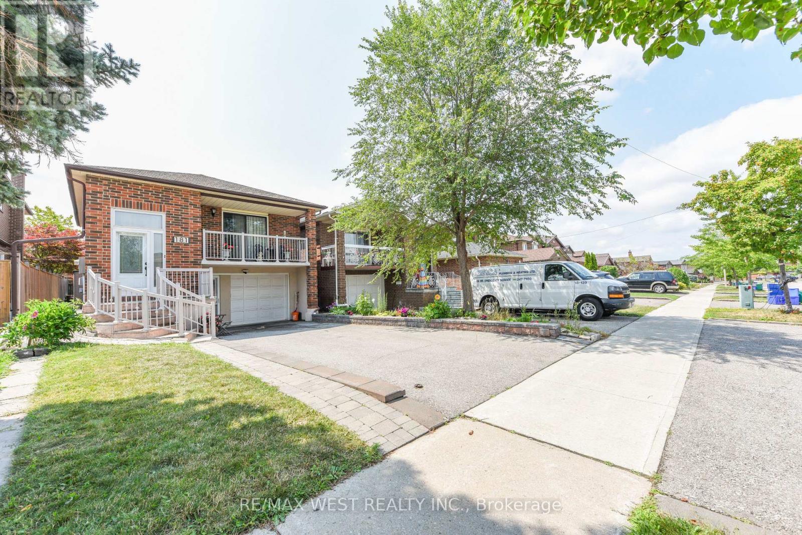 Double Driveway for 4 cars - 181 Misty Meadow Drive, Vaughan, ON - Outdoor