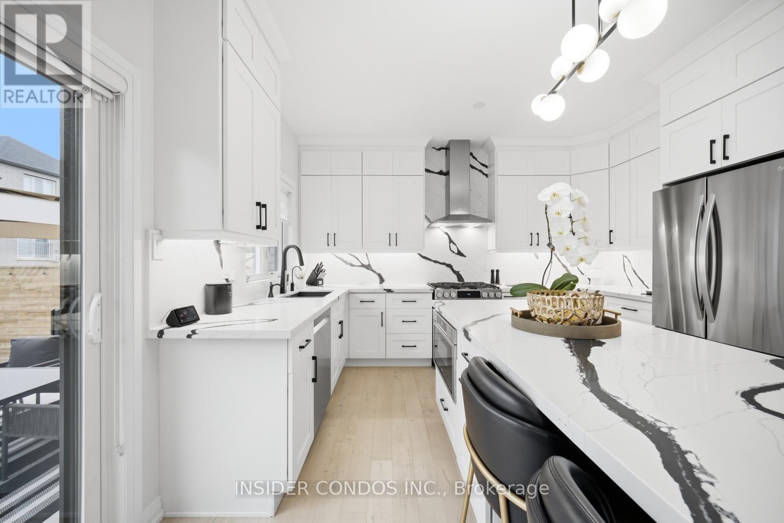 1521 Stovell Crescent, Innisfil, ON - Indoor Photo Showing Kitchen With Upgraded Kitchen