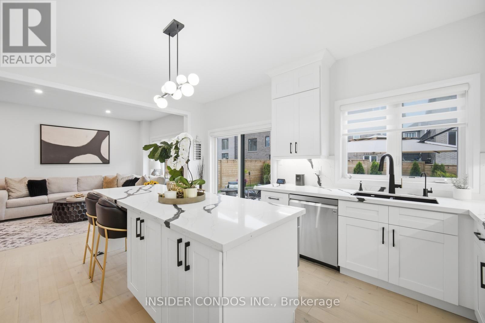 1521 Stovell Crescent, Innisfil, ON - Indoor Photo Showing Kitchen