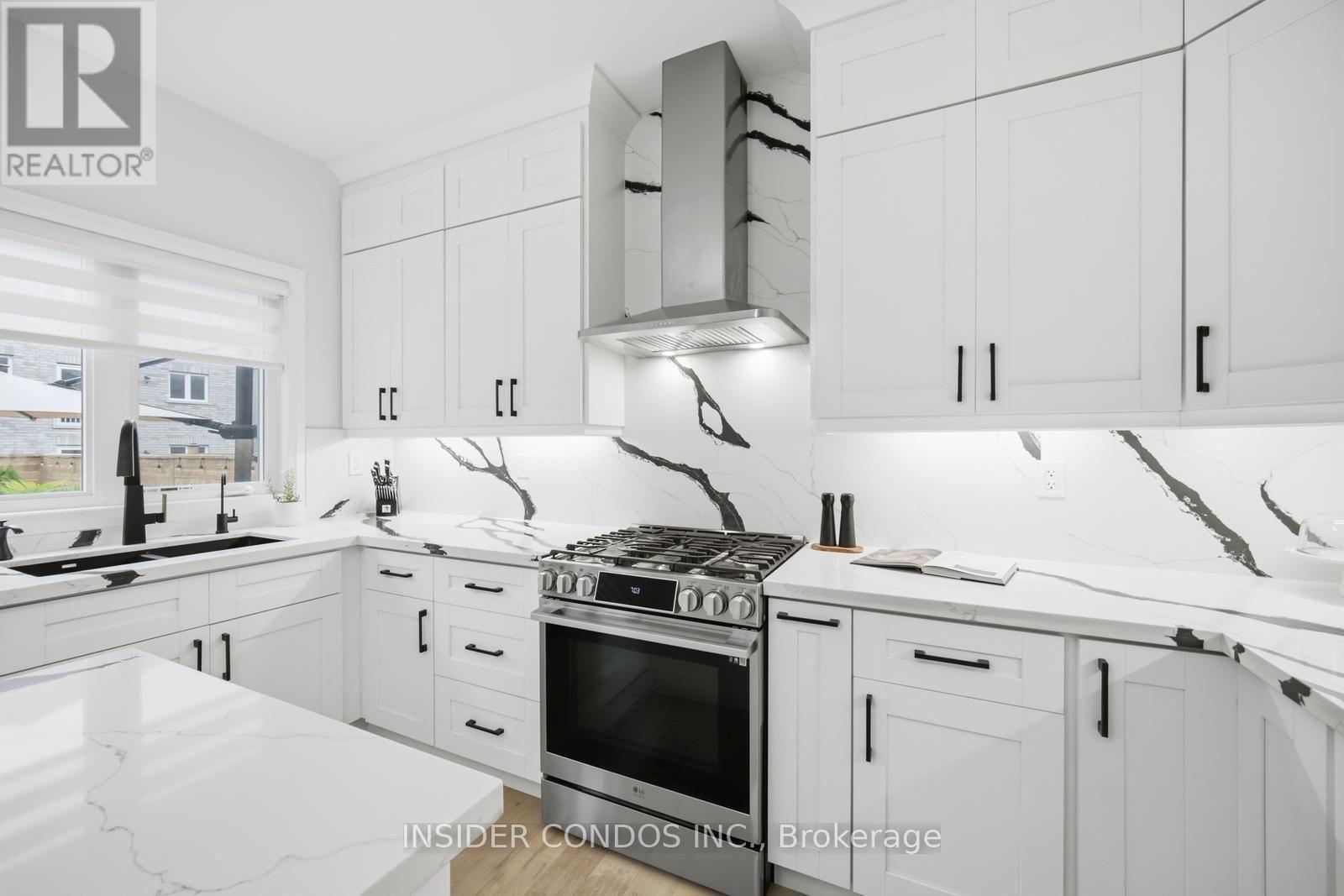 1521 Stovell Crescent, Innisfil, ON - Indoor Photo Showing Kitchen