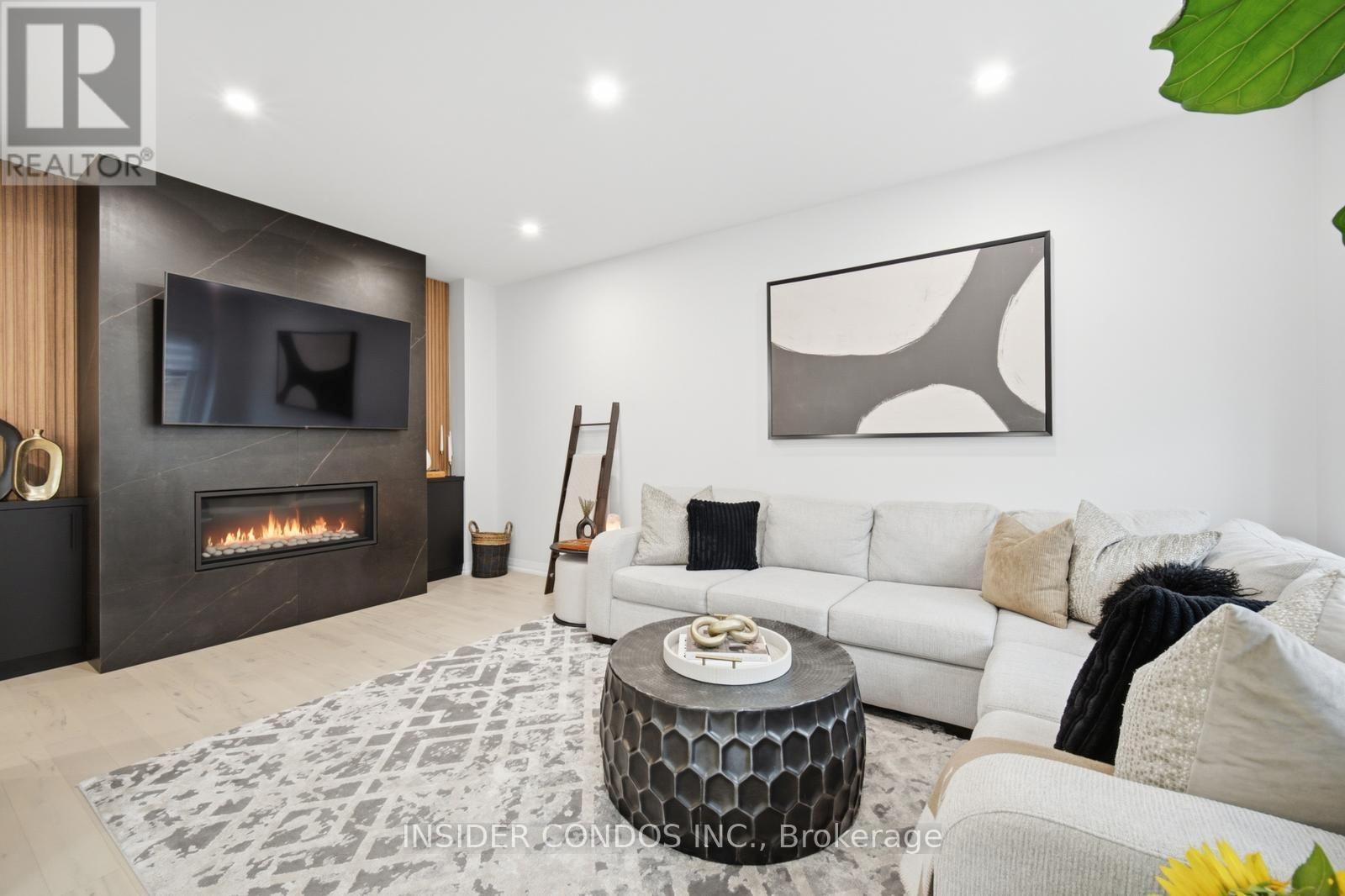 1521 Stovell Crescent, Innisfil, ON - Indoor Photo Showing Living Room With Fireplace