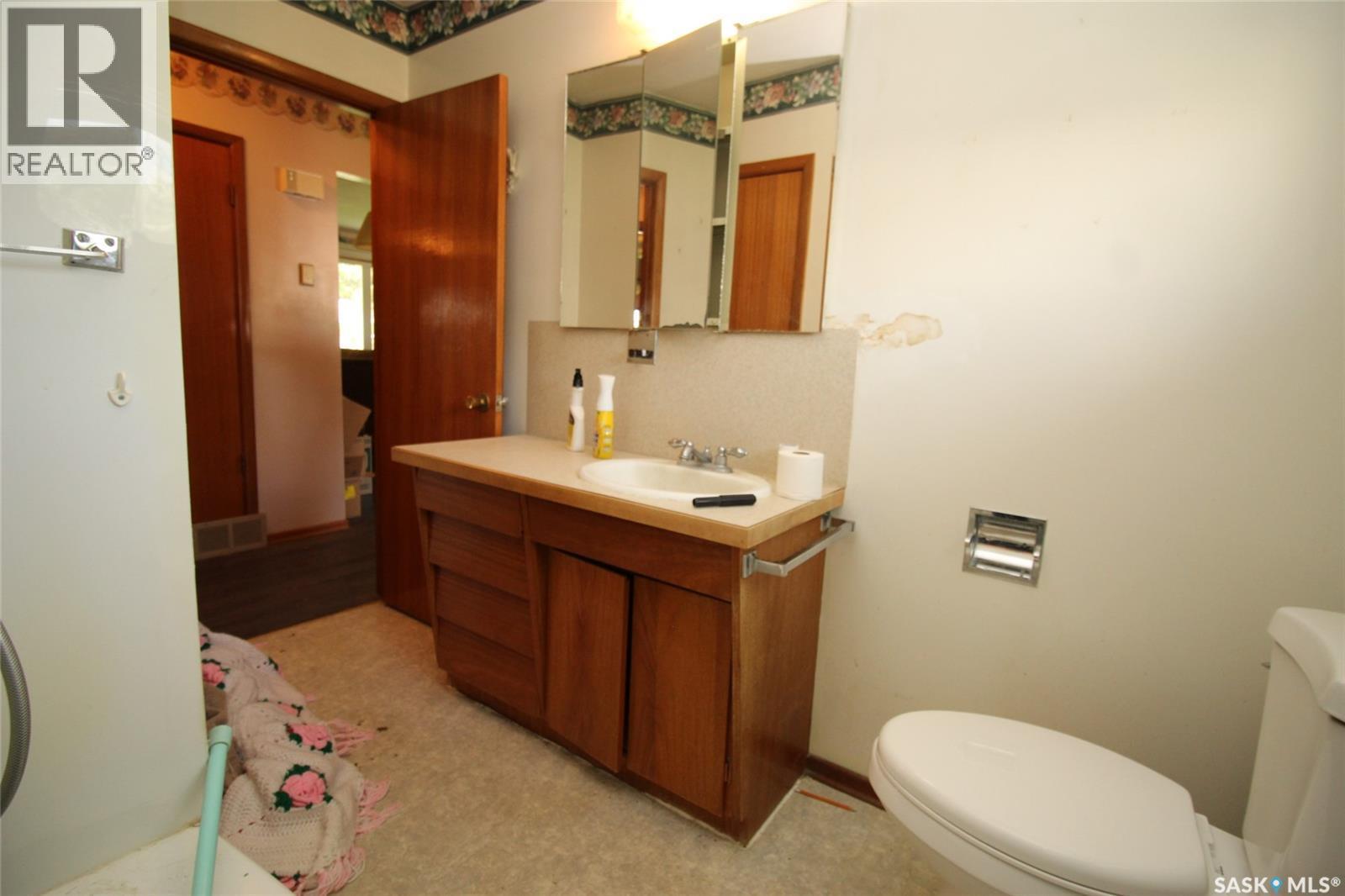 3169 Rutland Avenue, Gull Lake, SK - Indoor Photo Showing Bathroom