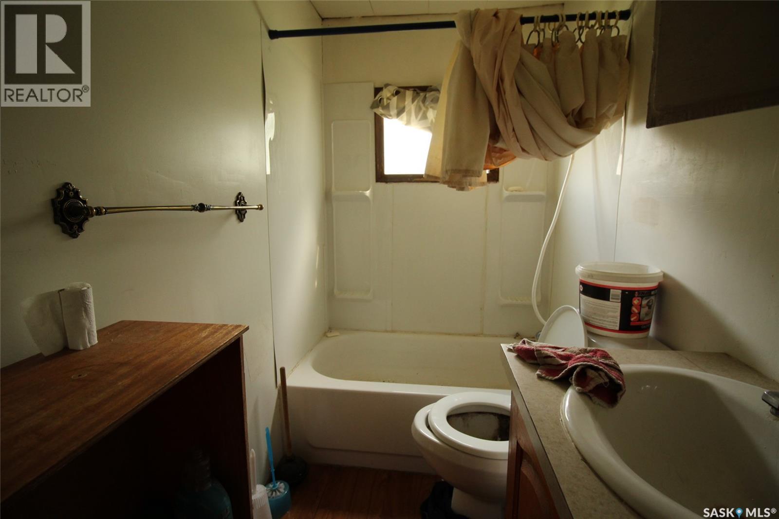 3169 Rutland Avenue, Gull Lake, SK - Indoor Photo Showing Bathroom