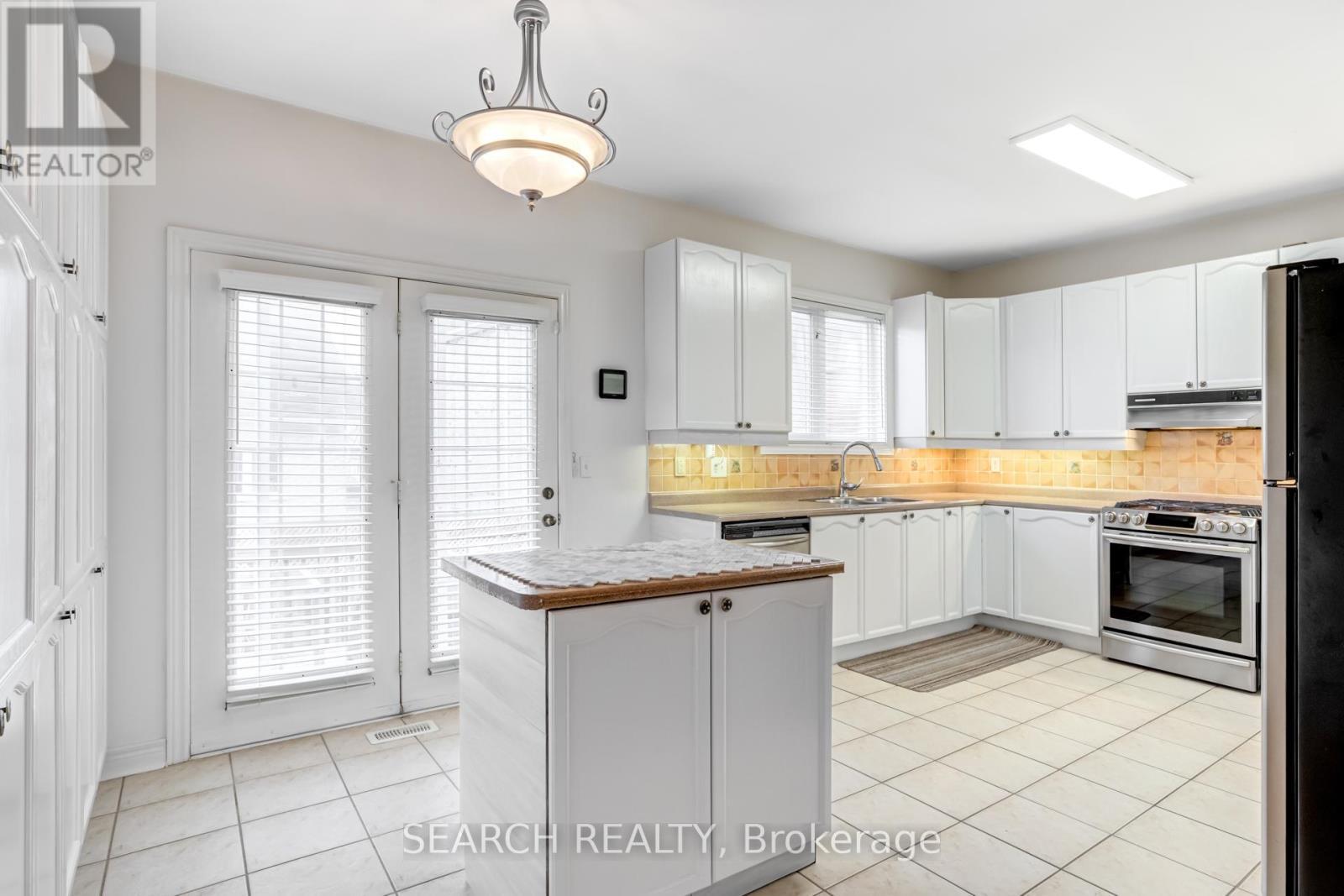 19 Treeline Boulevard, Brampton, ON - Indoor Photo Showing Kitchen