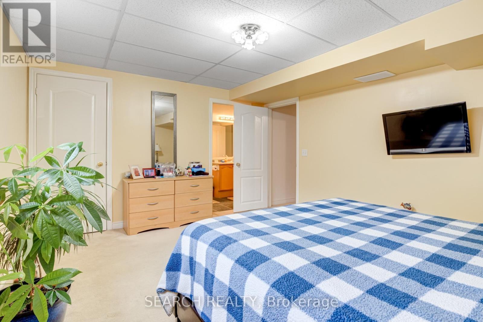 19 Treeline Boulevard, Brampton, ON - Indoor Photo Showing Bedroom