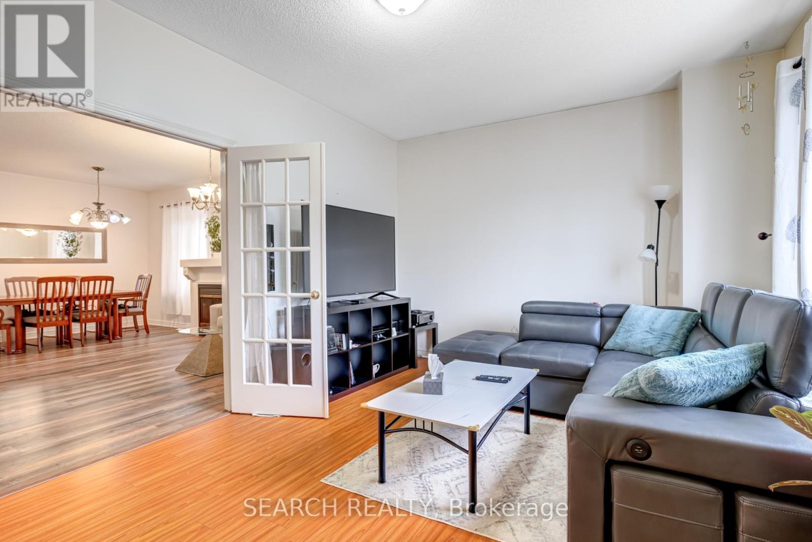 19 Treeline Boulevard, Brampton, ON - Indoor Photo Showing Living Room