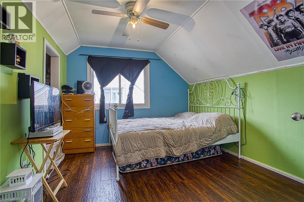 139 Glassco Avenue N, Hamilton, ON - Indoor Photo Showing Bedroom