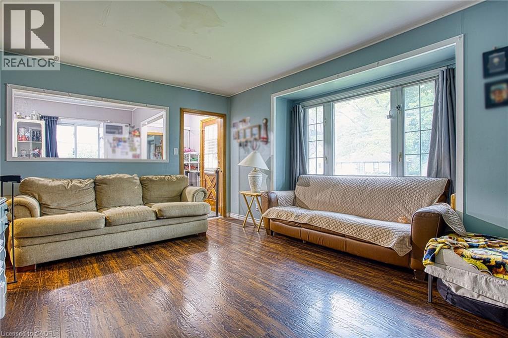 139 Glassco Avenue N, Hamilton, ON - Indoor Photo Showing Living Room