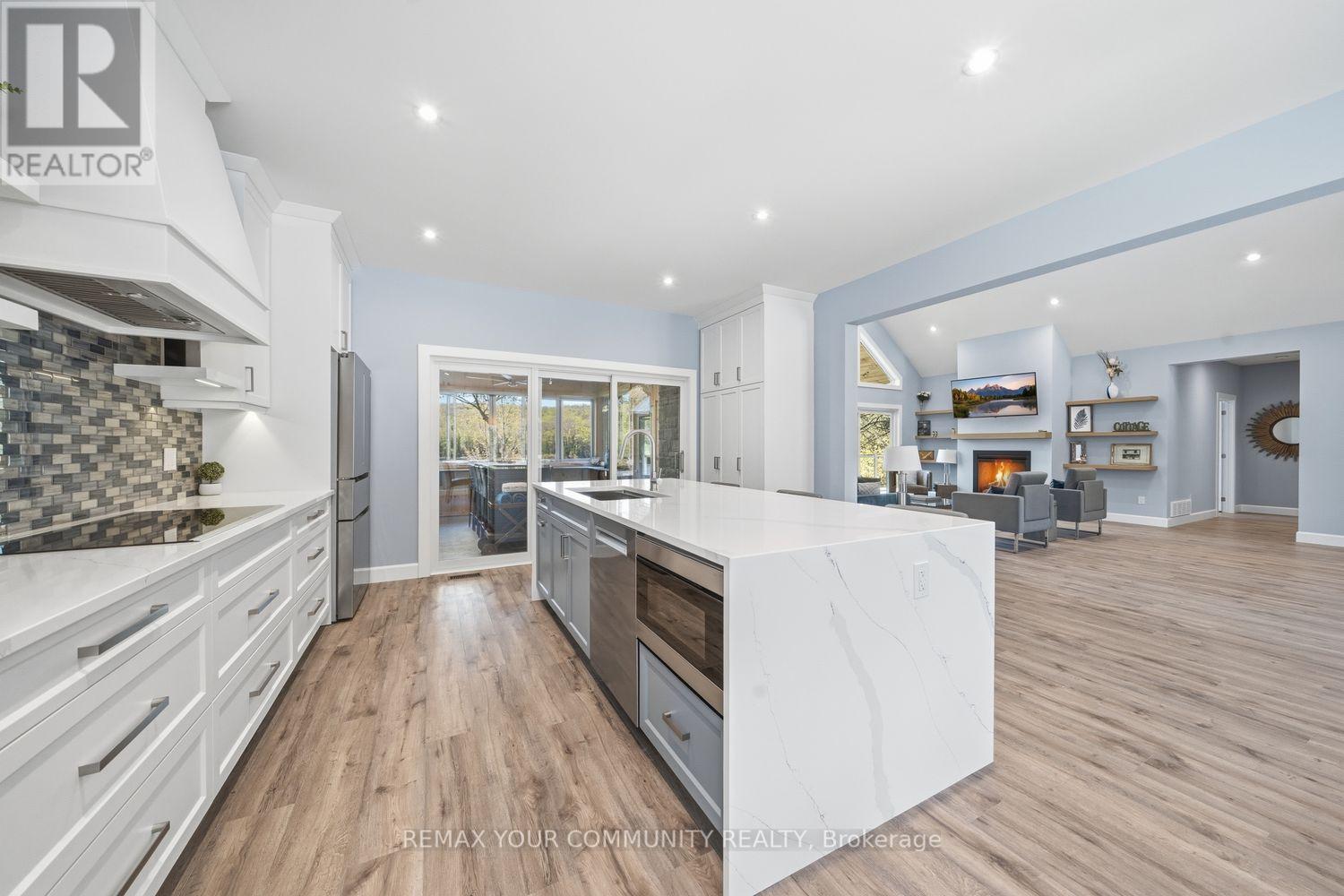 142 Bentley Lake Loop, Faraday, ON - Indoor Photo Showing Kitchen With Upgraded Kitchen