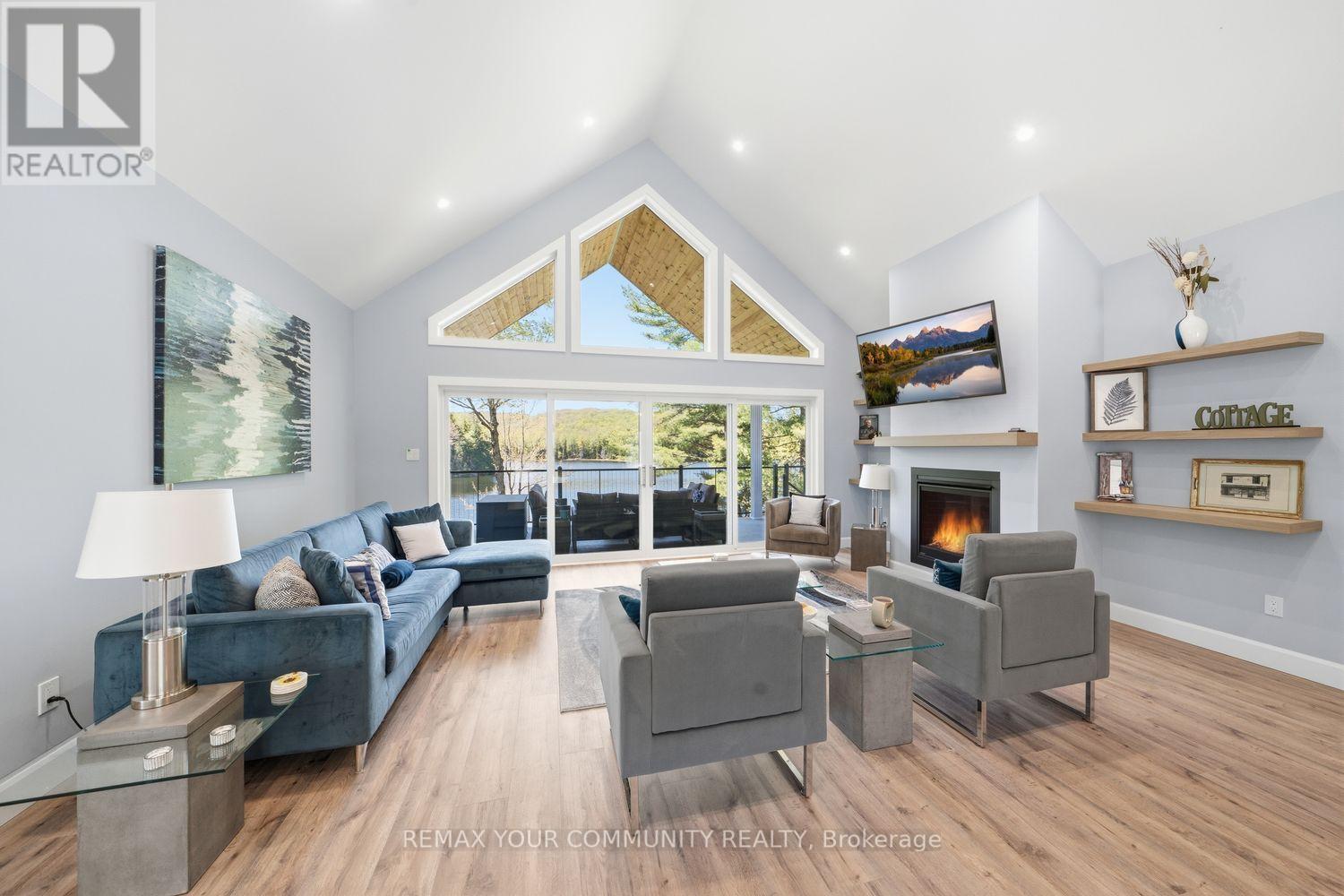142 Bentley Lake Loop, Faraday, ON - Indoor Photo Showing Living Room With Fireplace