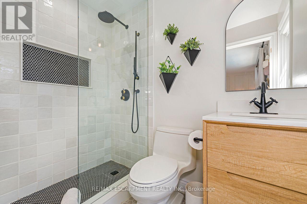 33 Dewsbury Way, Hamilton, ON - Indoor Photo Showing Bathroom