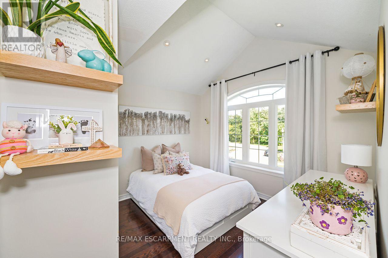 33 Dewsbury Way, Hamilton, ON - Indoor Photo Showing Bedroom
