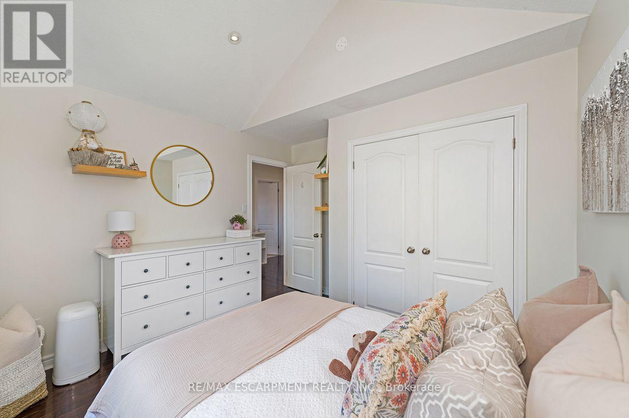 33 Dewsbury Way, Hamilton, ON - Indoor Photo Showing Bedroom