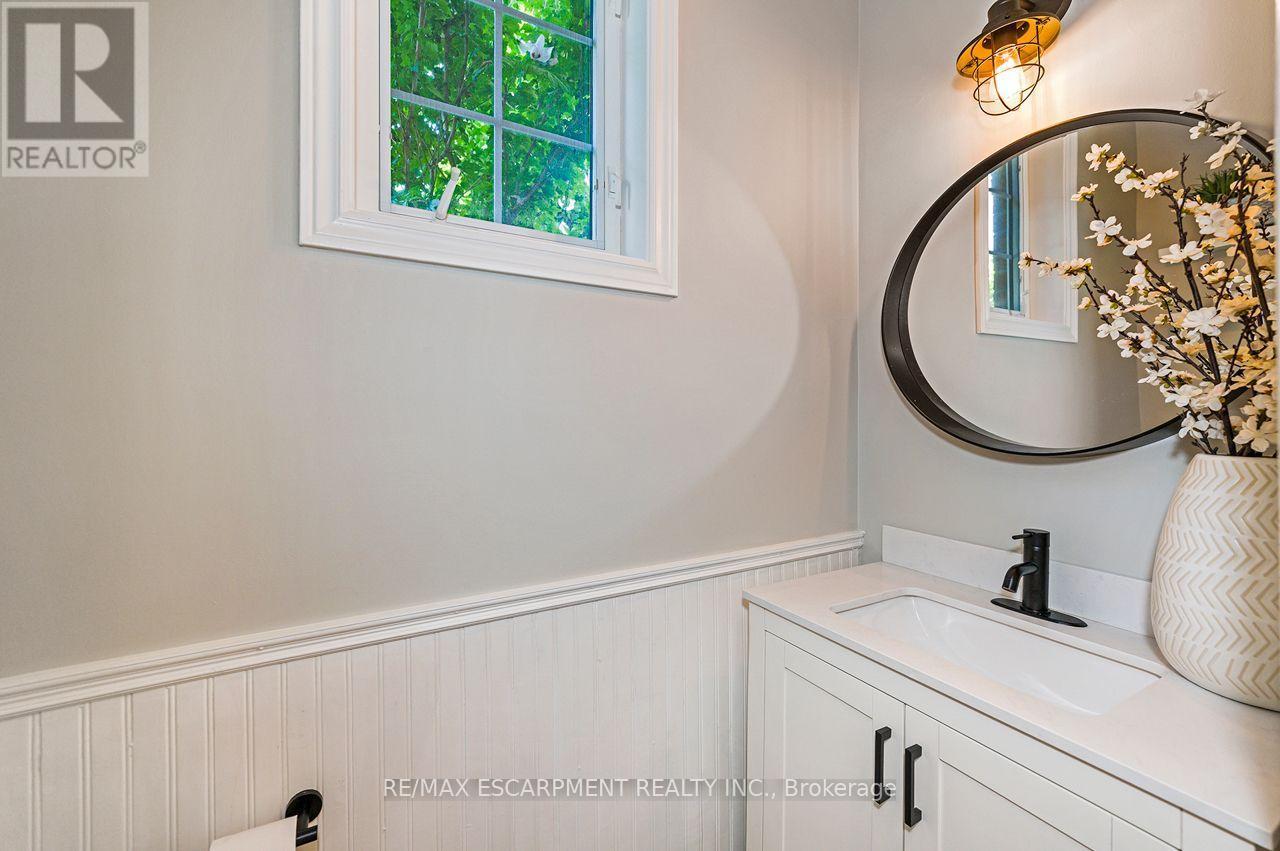 33 Dewsbury Way, Hamilton, ON - Indoor Photo Showing Bathroom