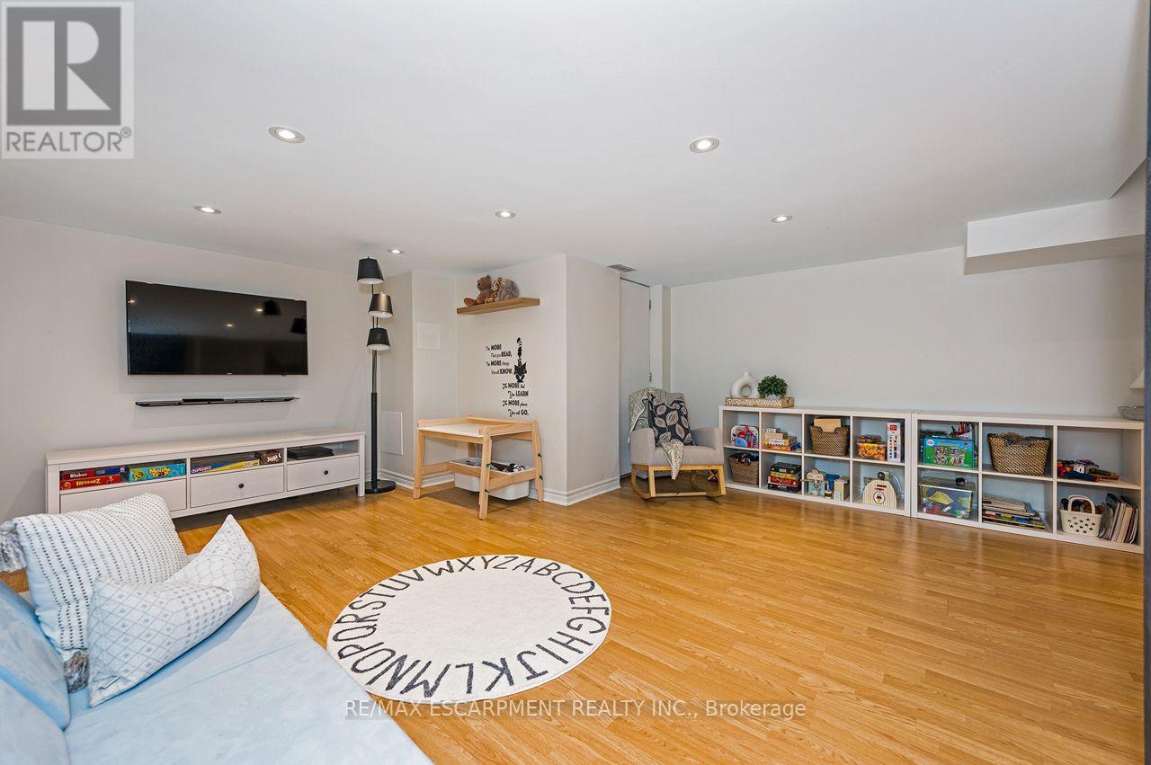 33 Dewsbury Way, Hamilton, ON - Indoor Photo Showing Living Room