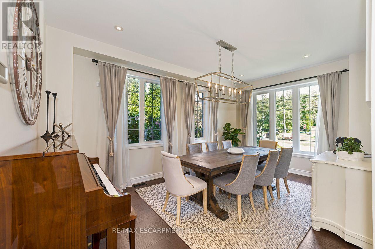 33 Dewsbury Way, Hamilton, ON - Indoor Photo Showing Dining Room
