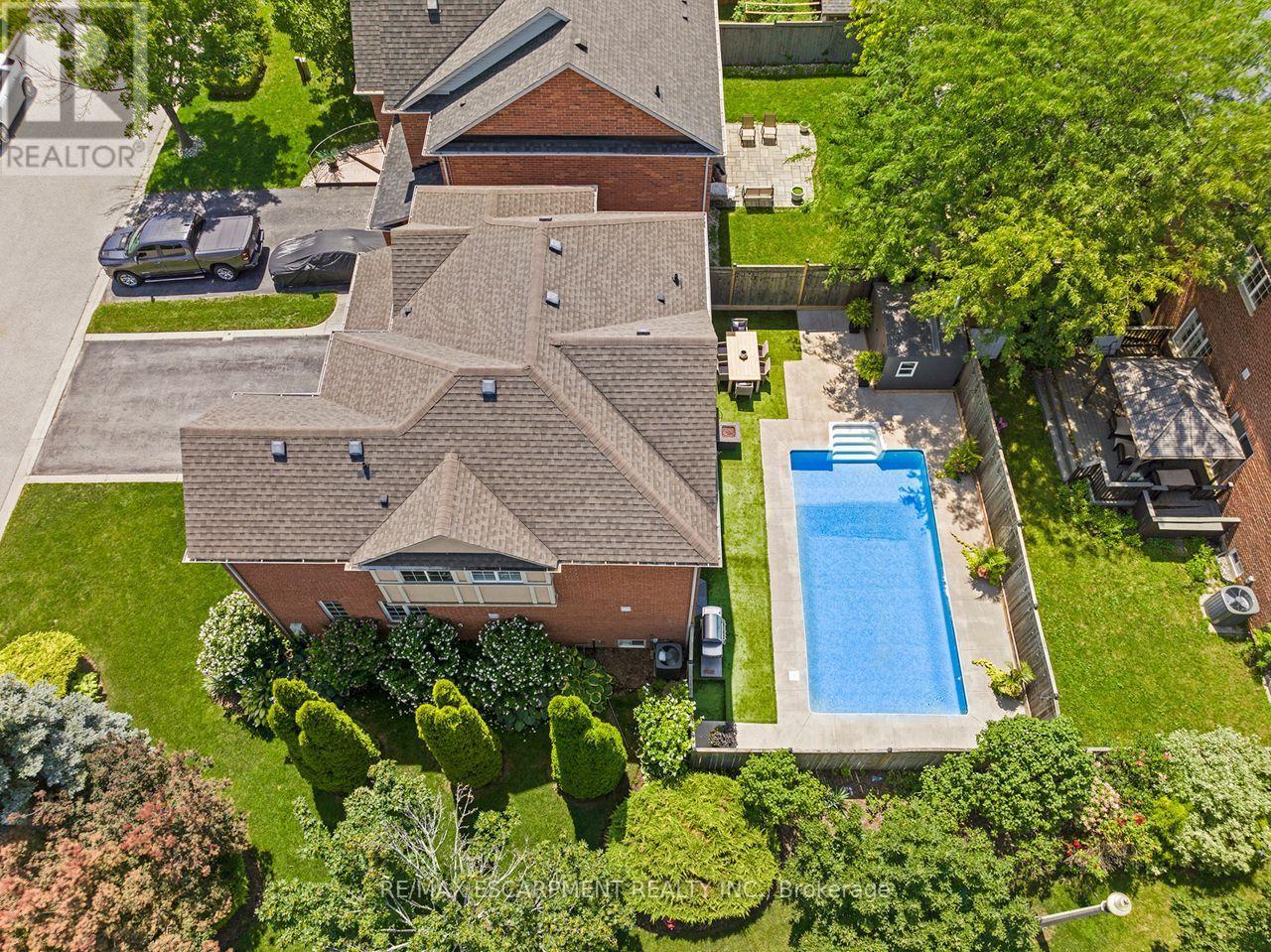 33 Dewsbury Way, Hamilton, ON - Outdoor
