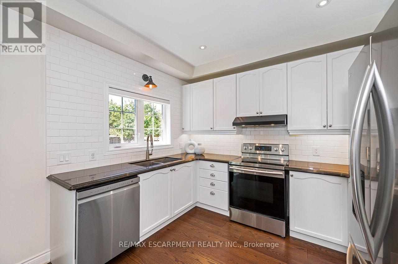 33 Dewsbury Way, Hamilton, ON - Indoor Photo Showing Kitchen