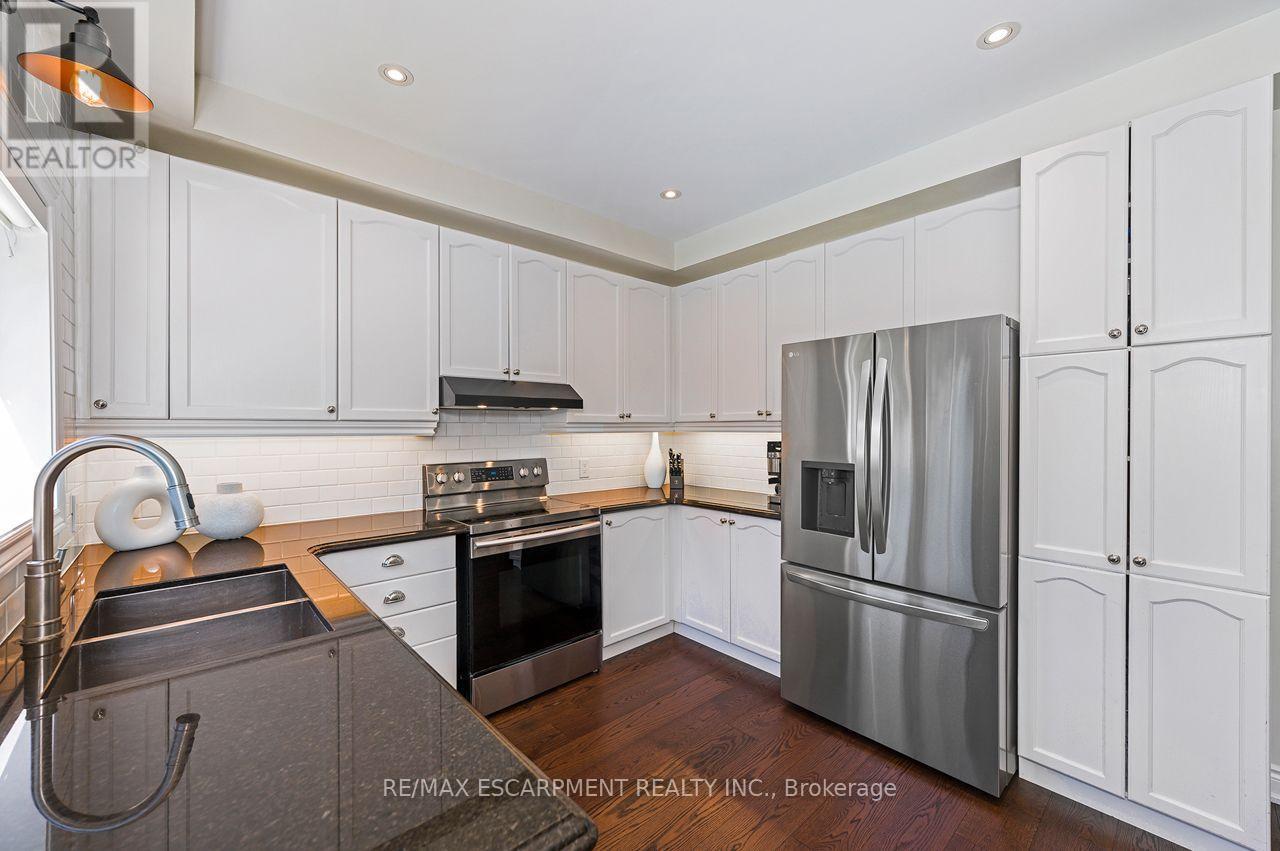 33 Dewsbury Way, Hamilton, ON - Indoor Photo Showing Kitchen With Double Sink