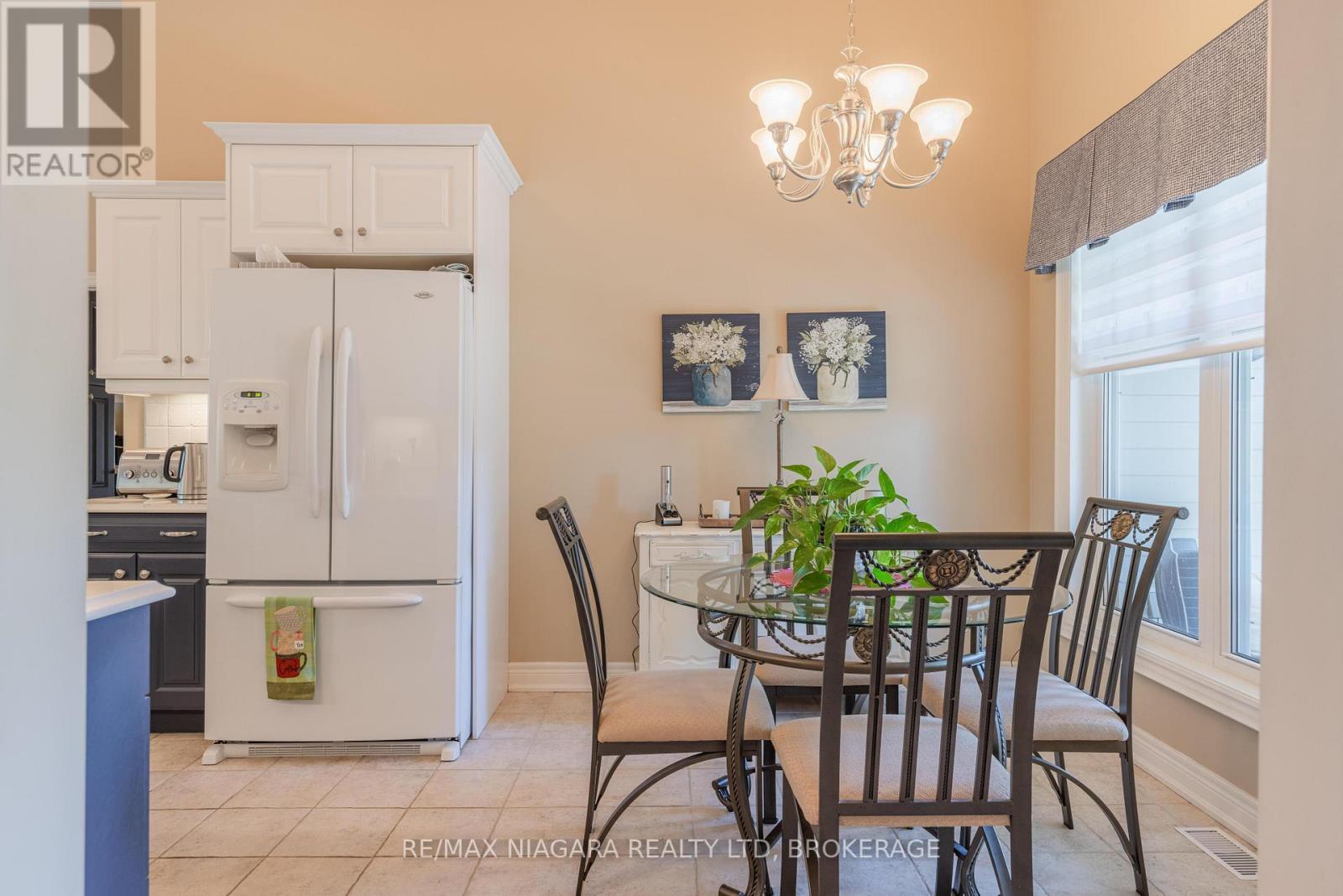 Main Level - Kitchen Nook - 3538 Algonquin Drive, Fort Erie (Ridgeway), ON - Indoor Photo Showing Dining Room
