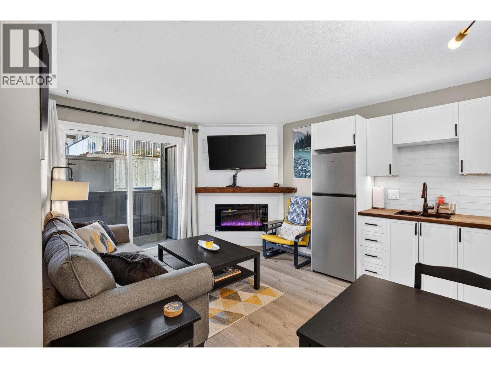 20 Kettle View Road Unit# 206, Big White, BC - Indoor Photo Showing Kitchen With Fireplace With Stainless Steel Kitchen