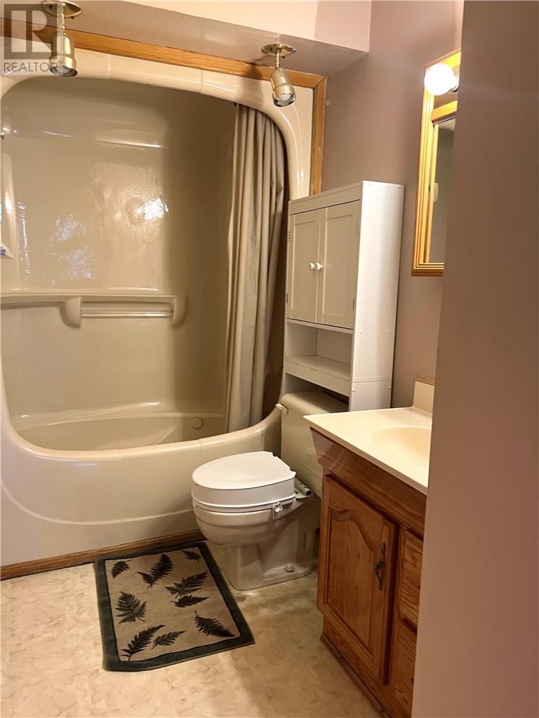 56 Rutland Avenue, Markstay-Warren, ON - Indoor Photo Showing Bathroom