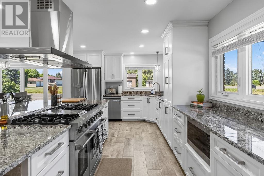 2815 Main Street, Blezard Valley, ON - Indoor Photo Showing Kitchen With Upgraded Kitchen