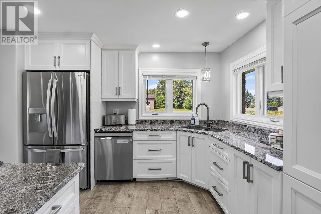 2815 Main Street, Blezard Valley, ON - Indoor Photo Showing Kitchen With Upgraded Kitchen